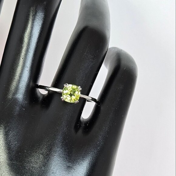925 Sterling Silver Ring SZ 8.5 with Natural Peridot Gemstone - Picture 2 of 10